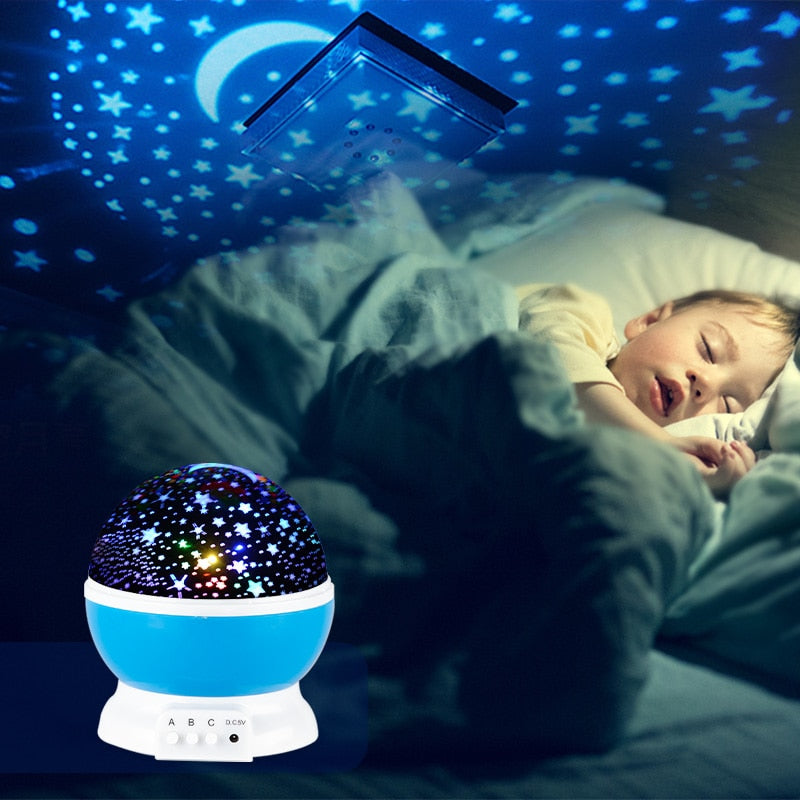 מנורת לילה מקרינה כוכבים וירח באפקטים שונים לחדר ילדים